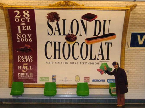 サロン・デュ・ショコラの大きなポスターの前で